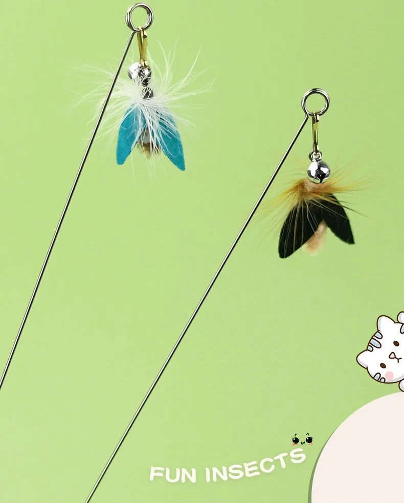 Detalle de plumas y campana del juguete