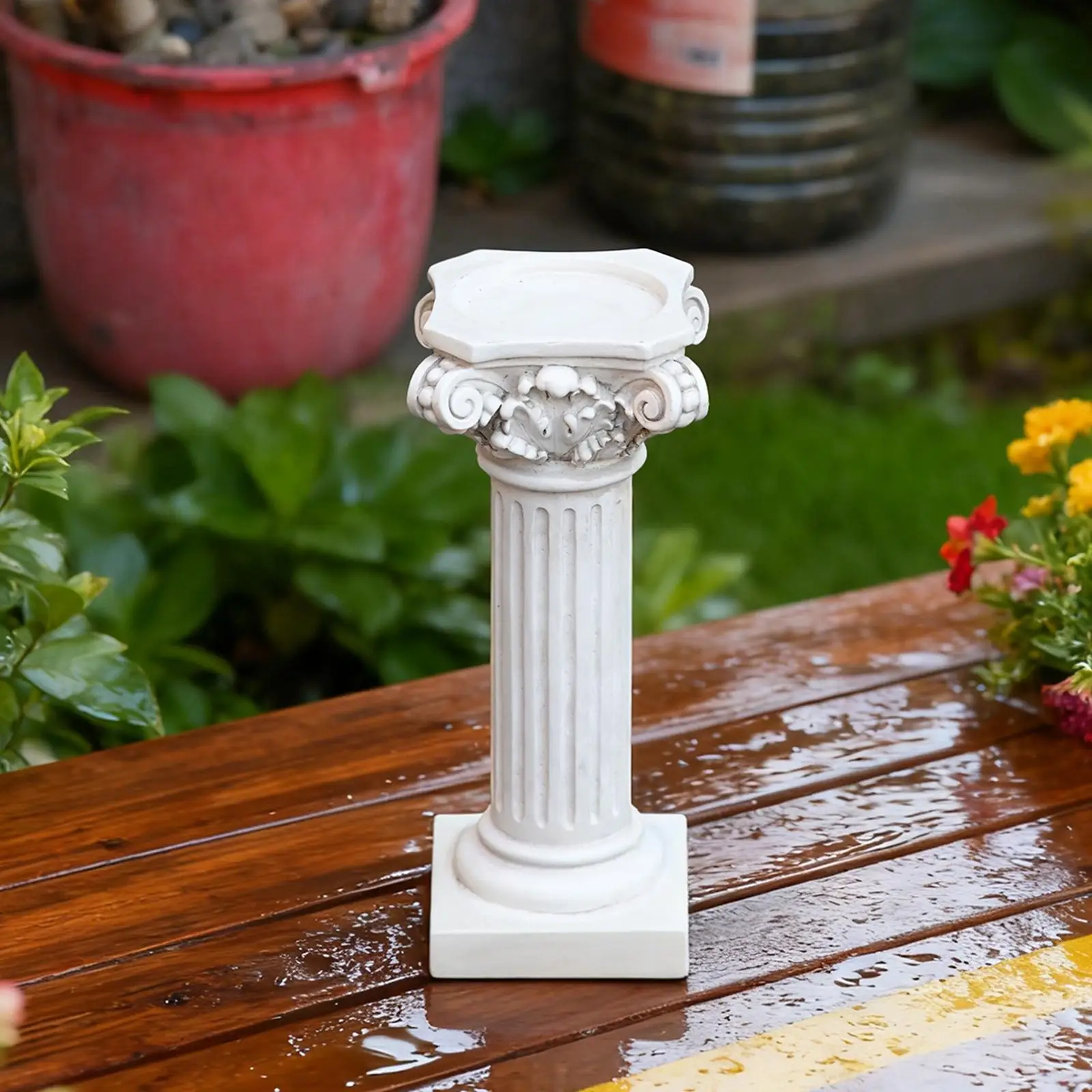 Columna romana de resina en ambiente nórdico con flores