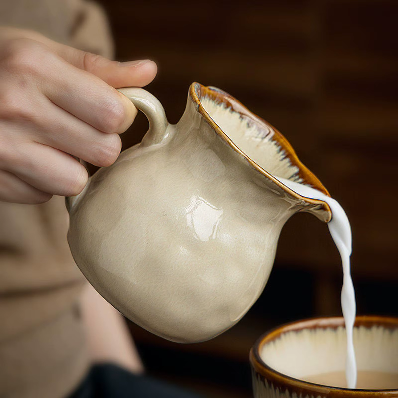 Jarra espumador leche cerámica con mango – Pinta café crema - imagen 2