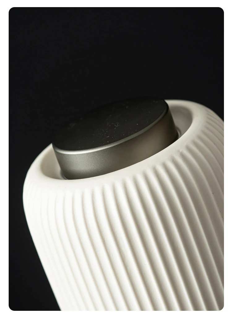 Urna en ambiente de oficina con planta