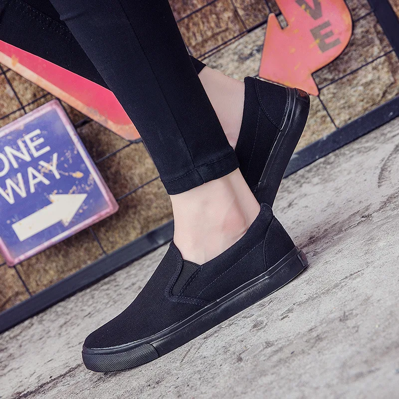 Detalle de la suela de los zapatos slip-on