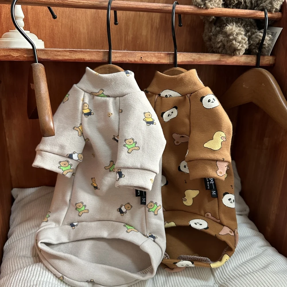 Detalle del estampado de oso panda y pato en el shir