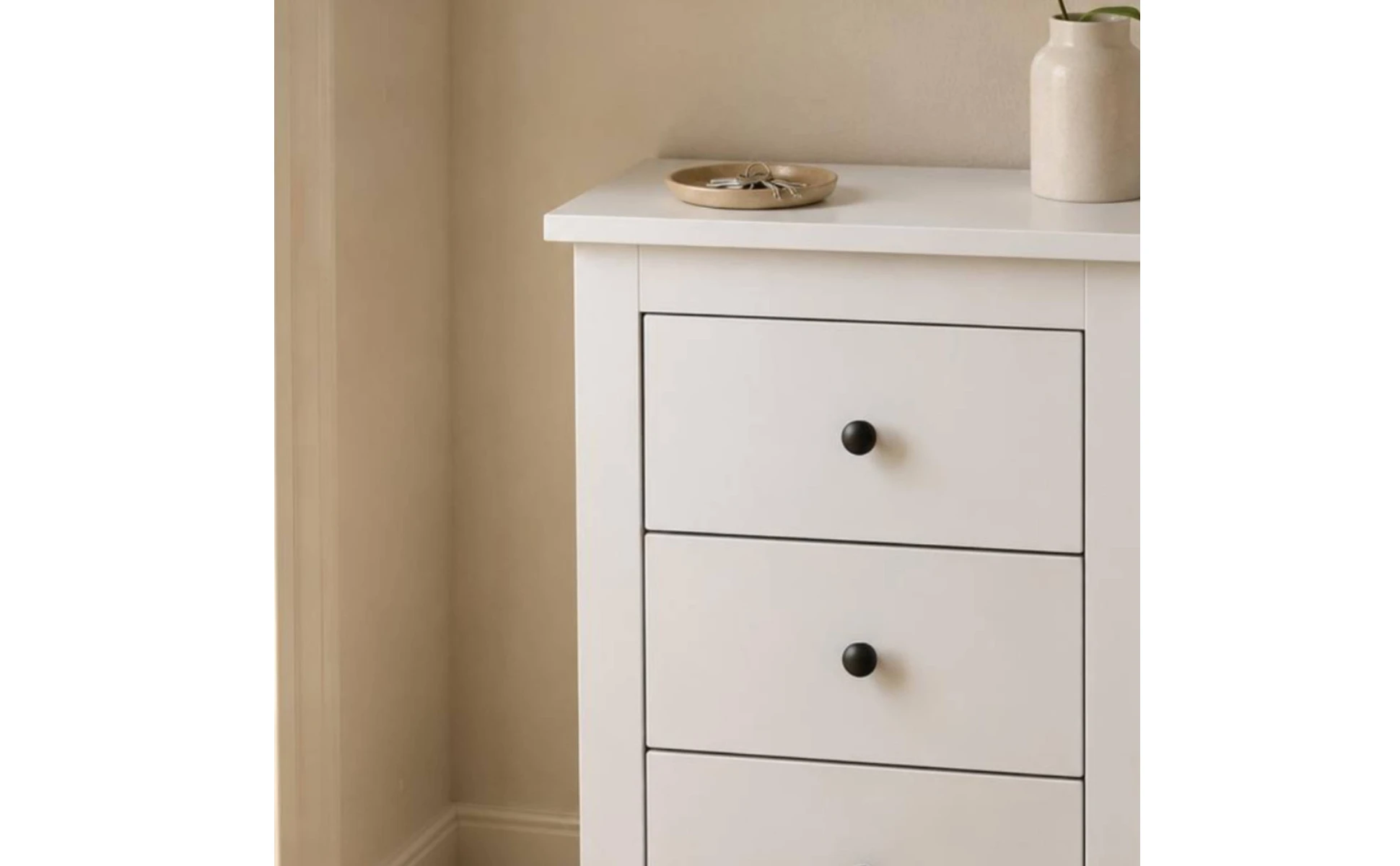 Mesita de noche blanca con diseño minimalista