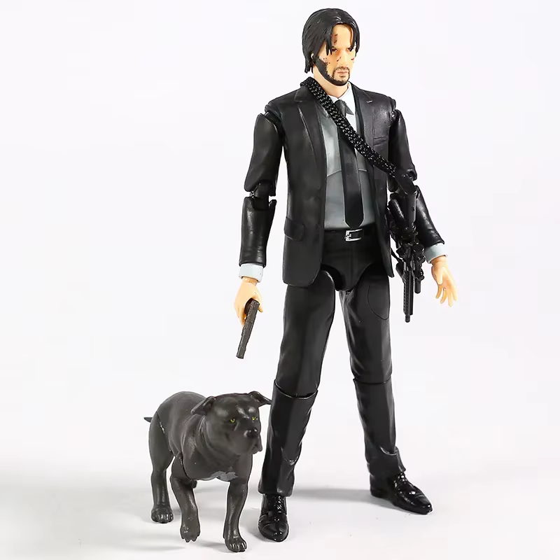 Colección de figuras articuladas Mafex exhibidas en estantería con iluminación destacada