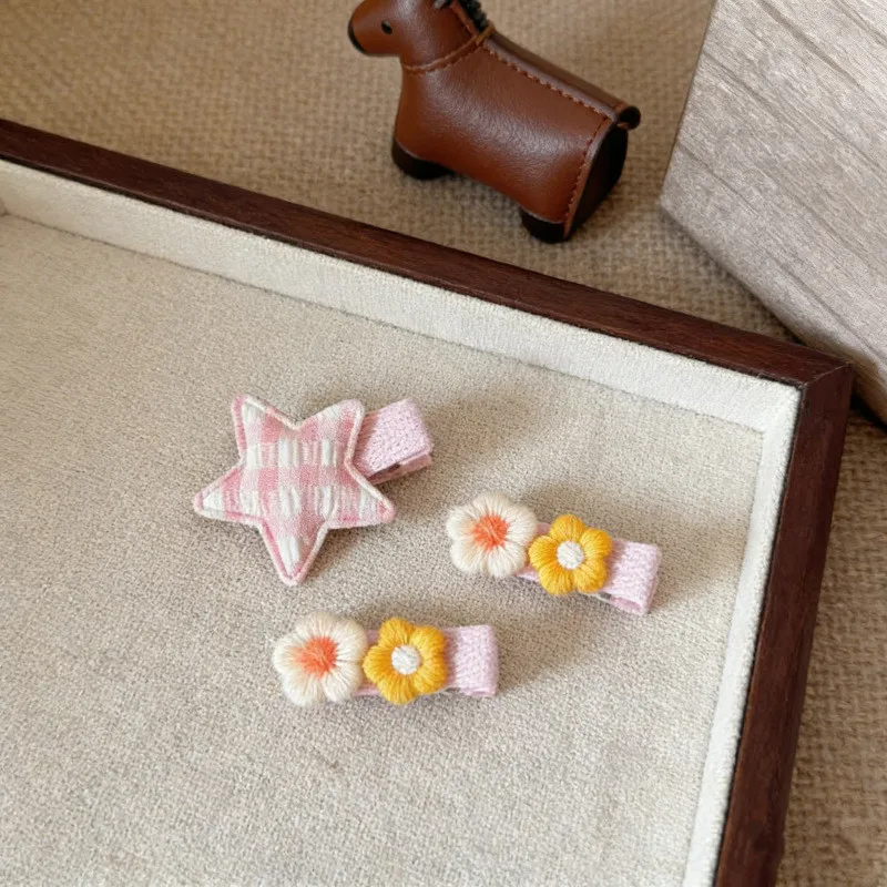Varias pinzas con diseños tipo estrella y flor para looks distintos