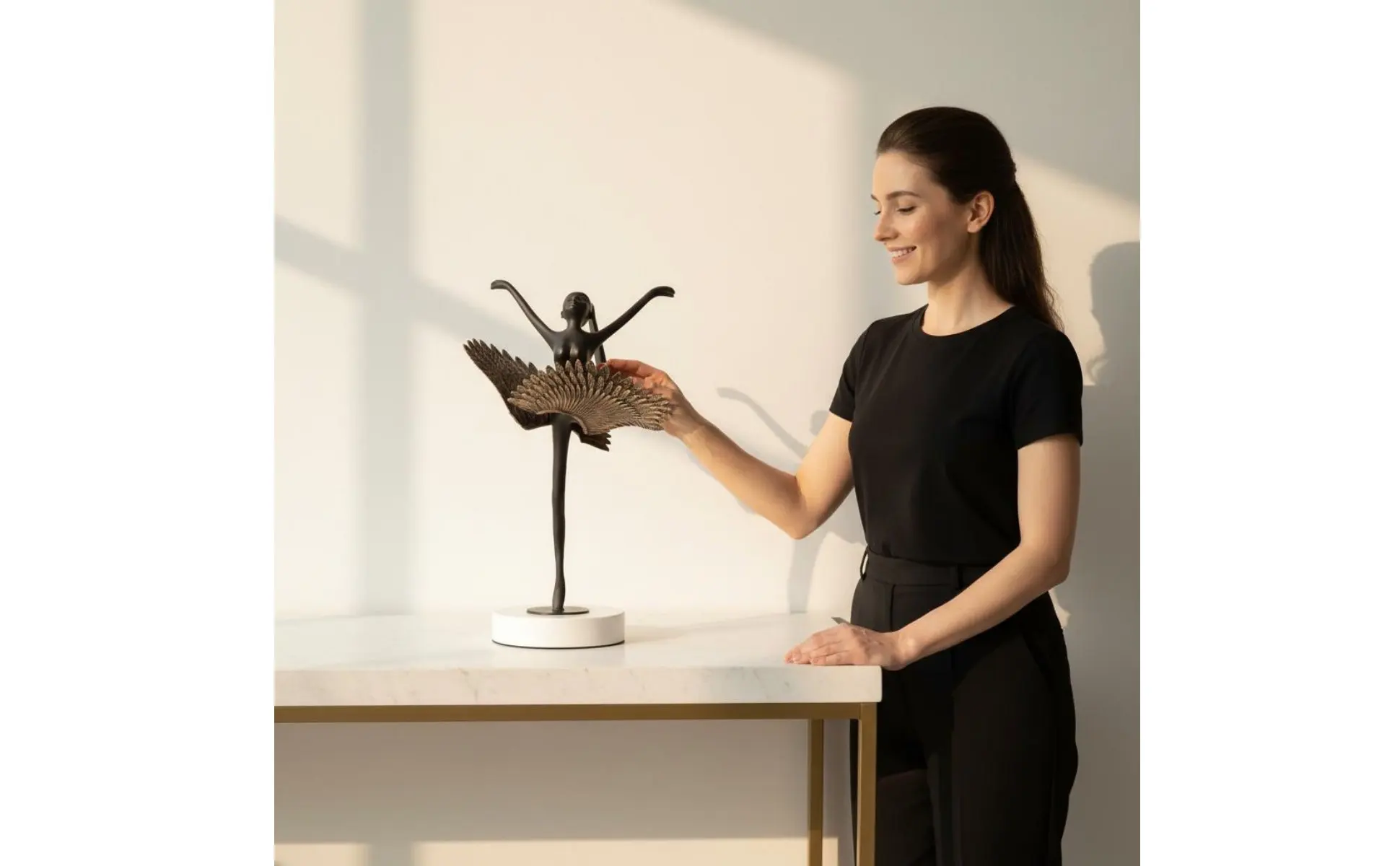 Escultura de bailarina en un nicho de exhibición