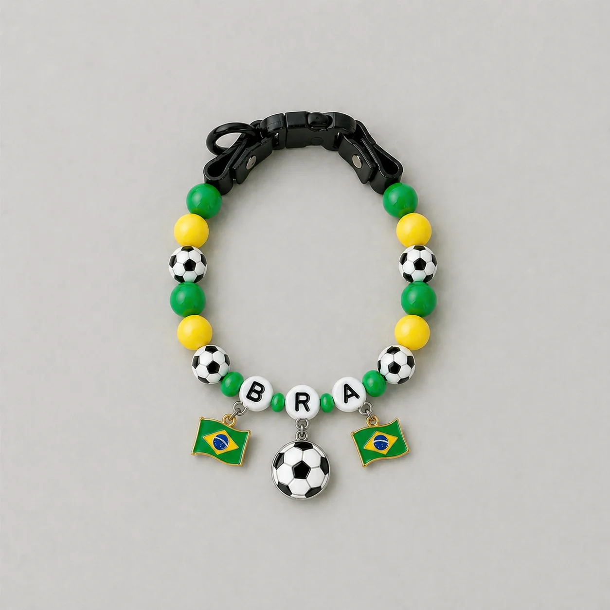 Detalle de las cuentas con motivos de balón de fútbol