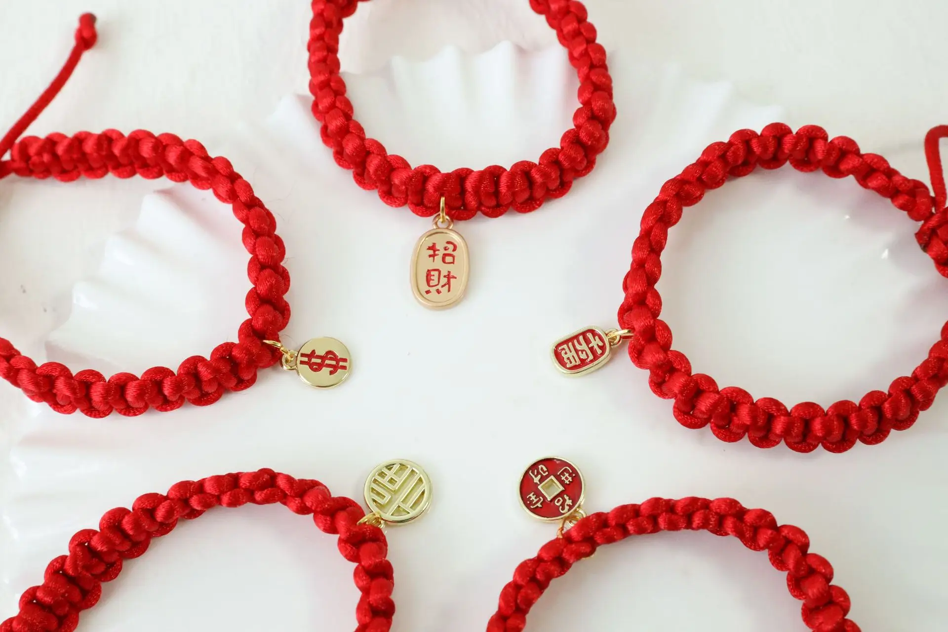 Collar rojo tejido a mano con campana para mascotas