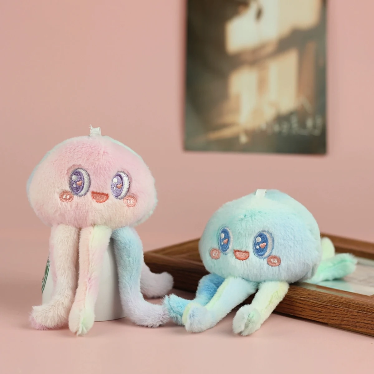 Pulpo de peluche en uso con mascota