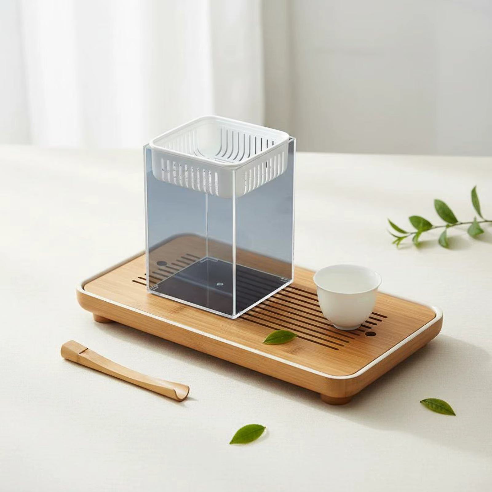 Cubo de residuos minimalista en entorno de oficina y sala de té