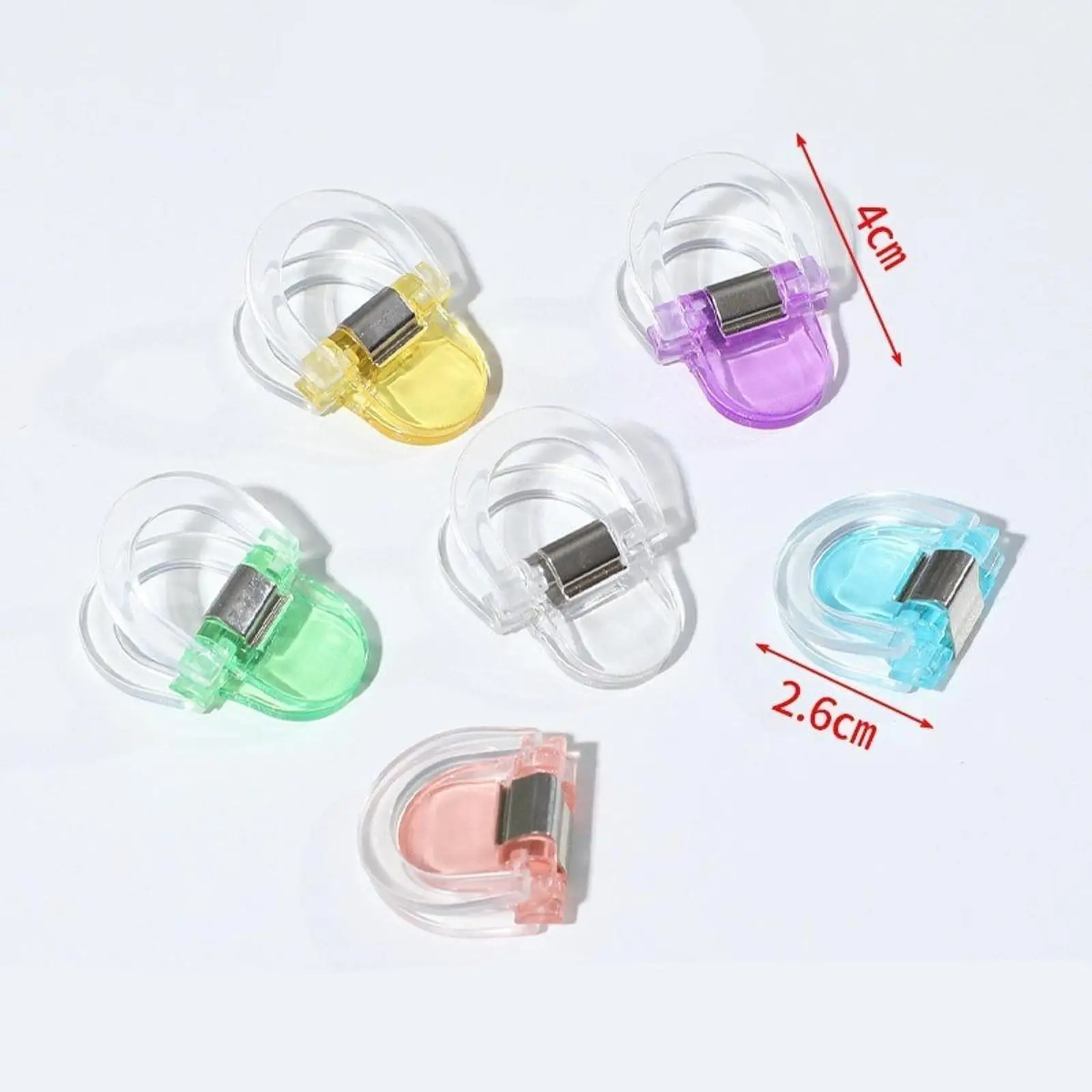 Clips para pantalones azules doblados en prenda