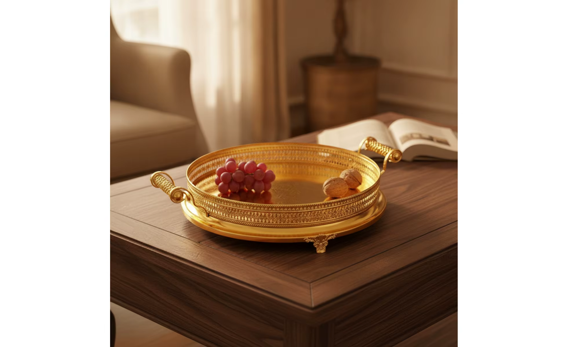 Vista del plato decorativo con base elegante