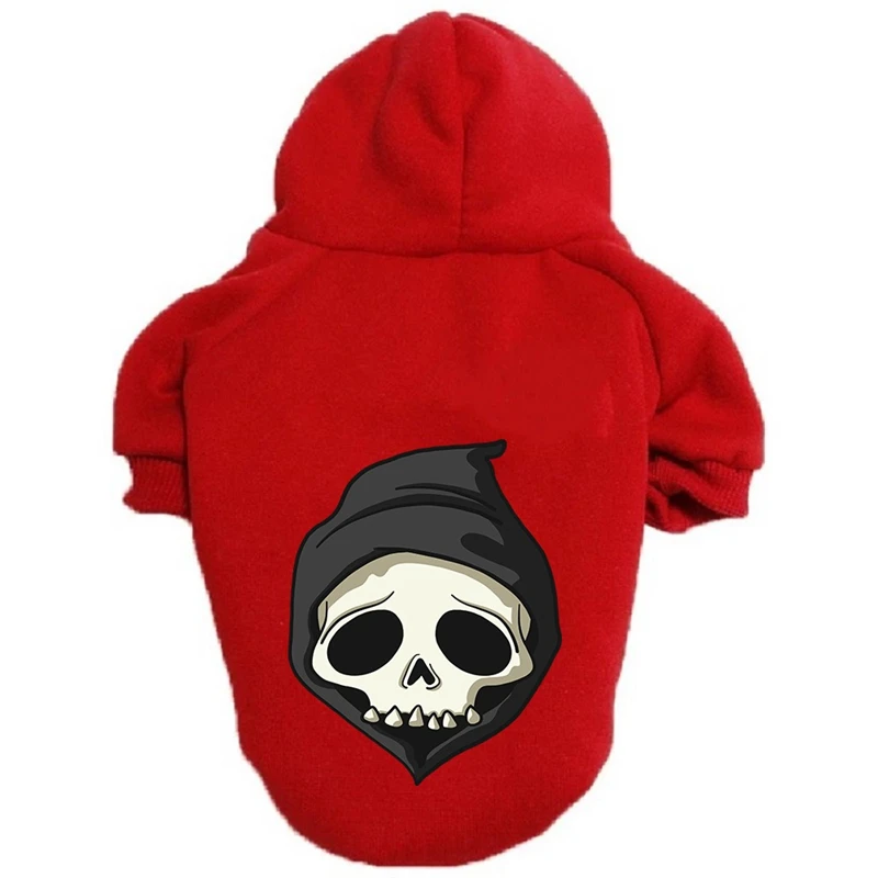 Detalle del estampado de fantasma y la gorra adjunta