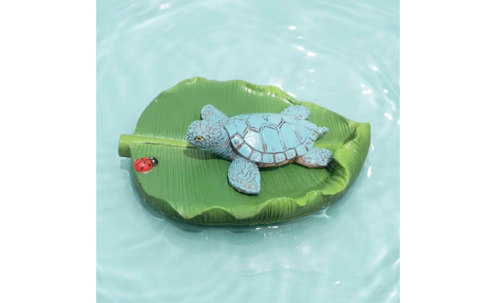 Adorno de tortuga en fuente de jardín