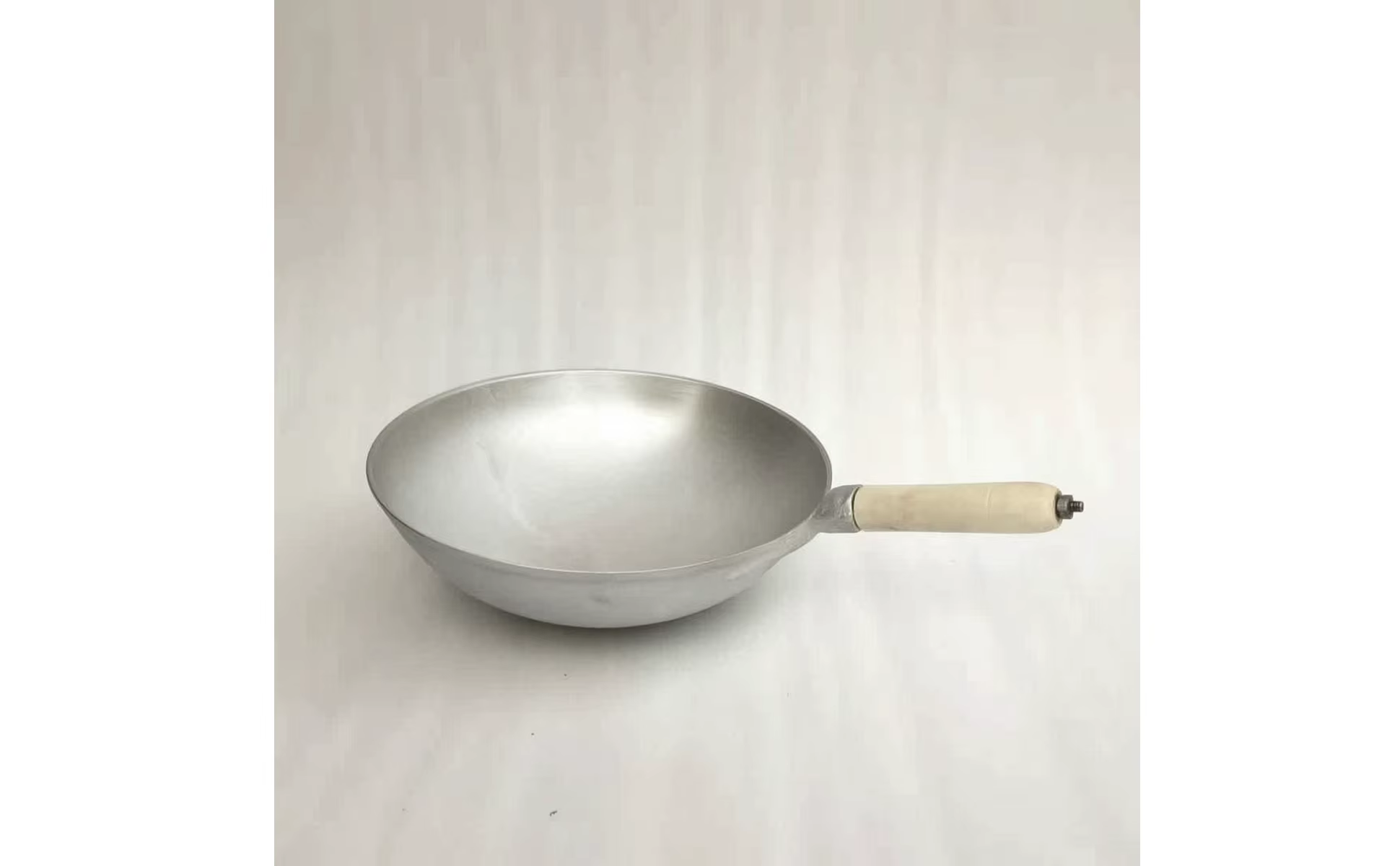 Wok de aluminio hecho a mano visto desde arriba