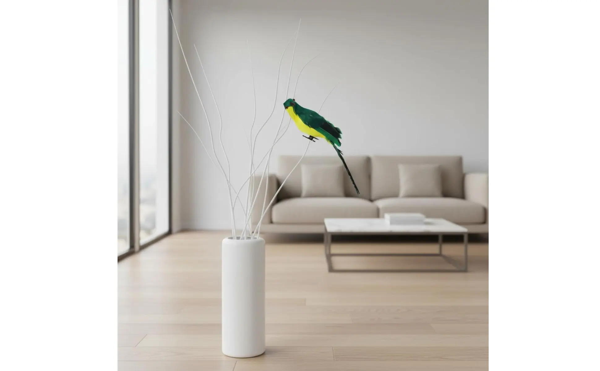Papagayo decorativo de plumas simuladas en una composición decorativa