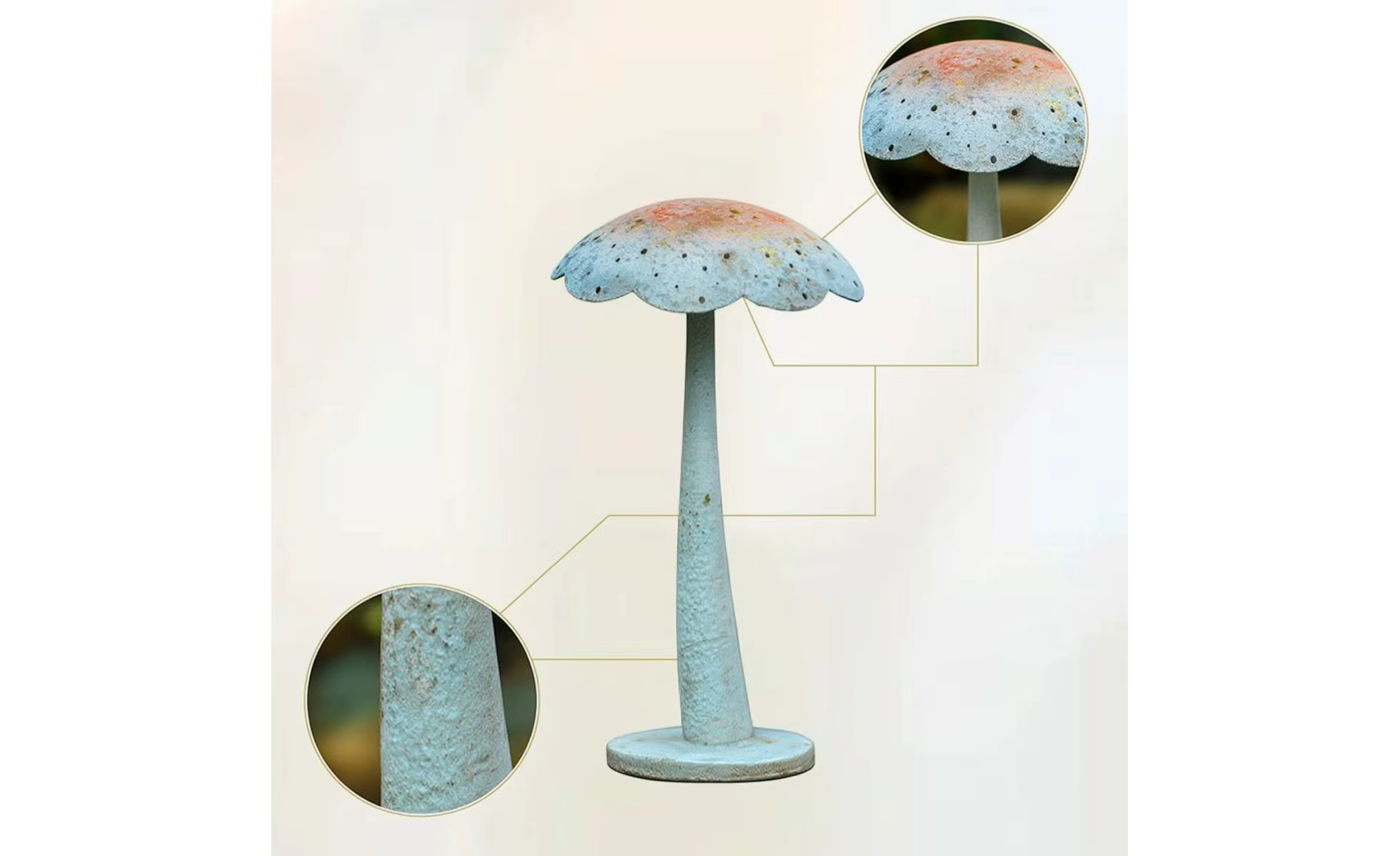 Escultura de hongo metálico con tallo alto y copa redondeada en jardín