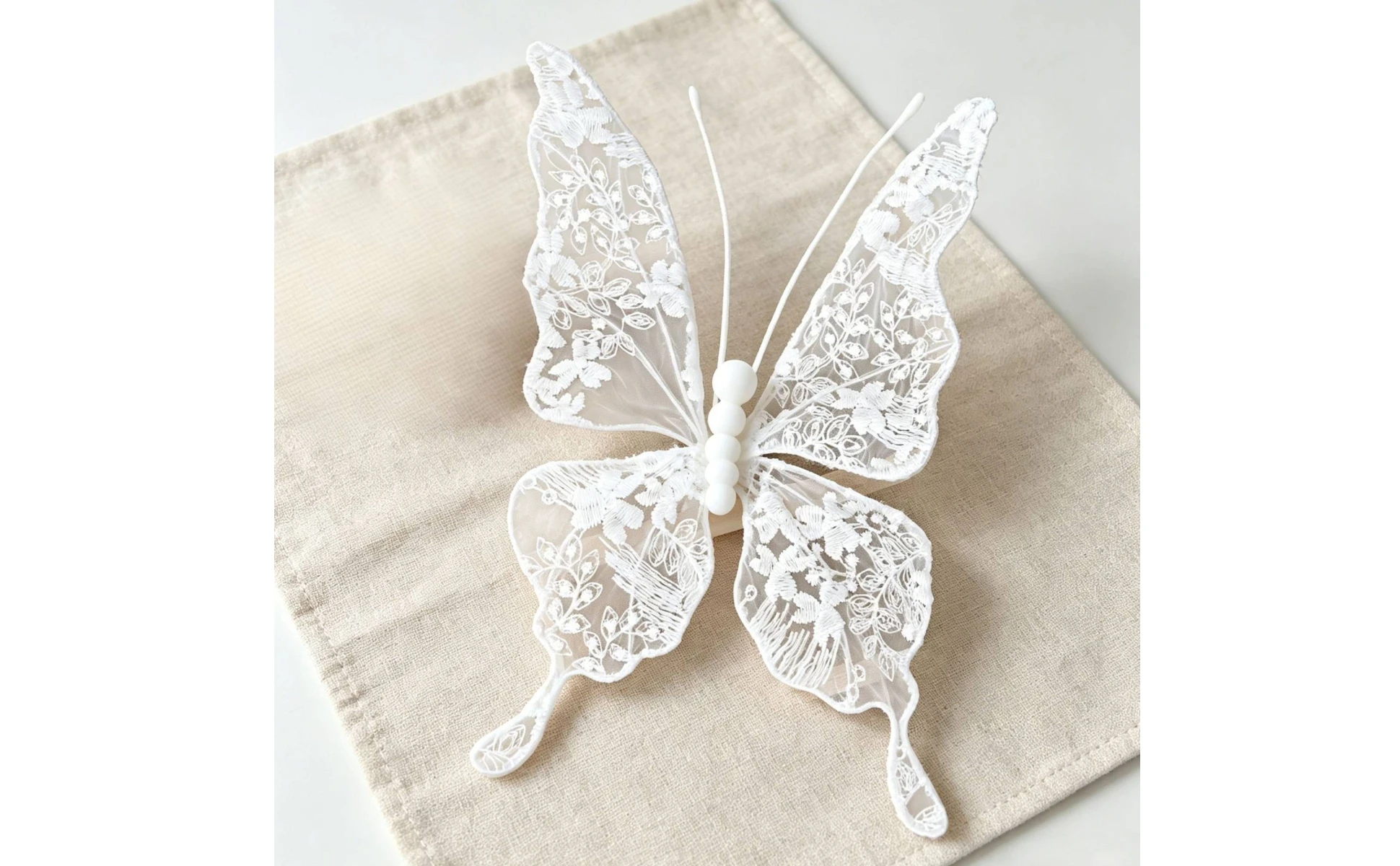 Adorno de mariposa de encaje blanco para boda