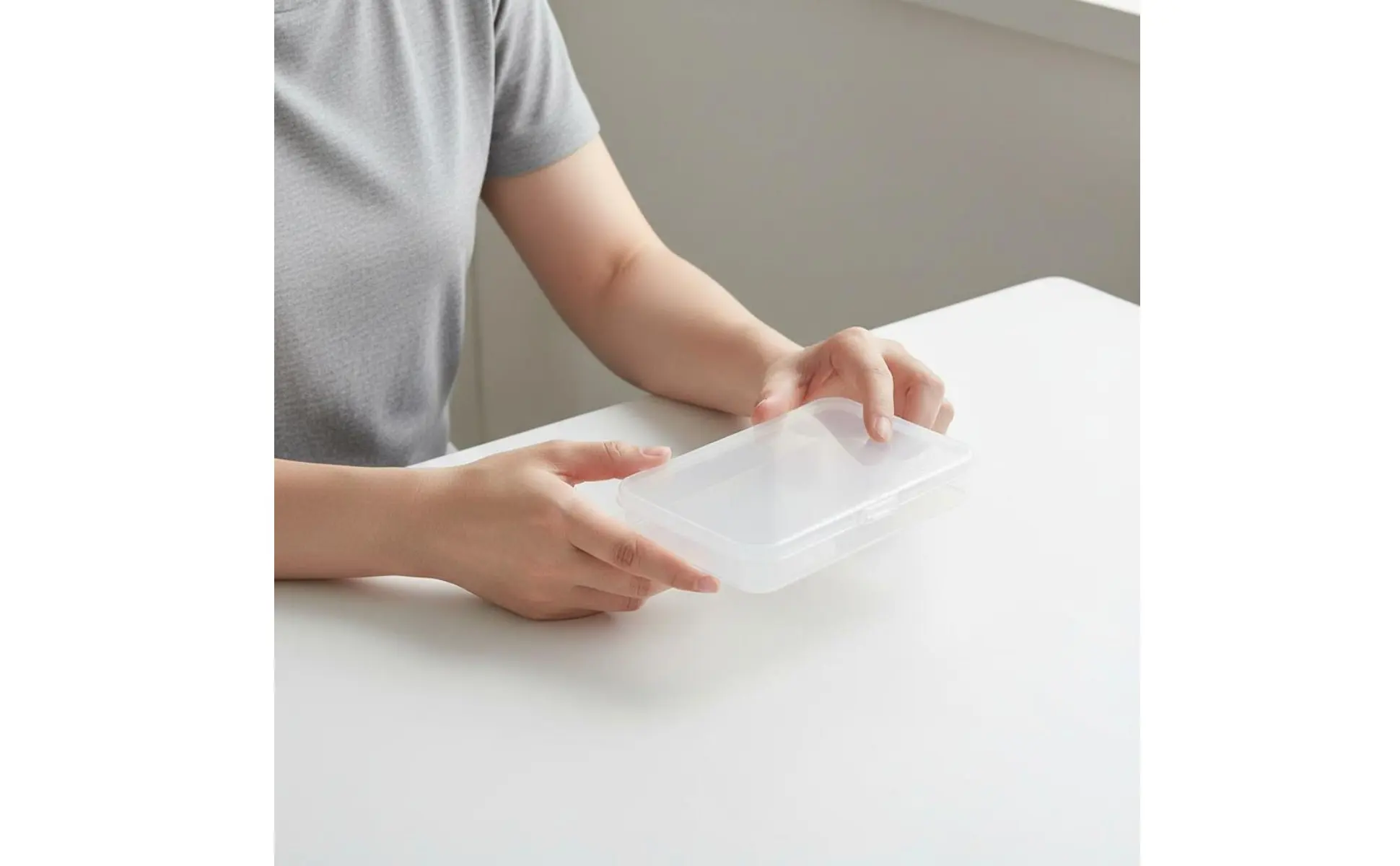 Caja de plástico transparente en uso con componentes electrónicos