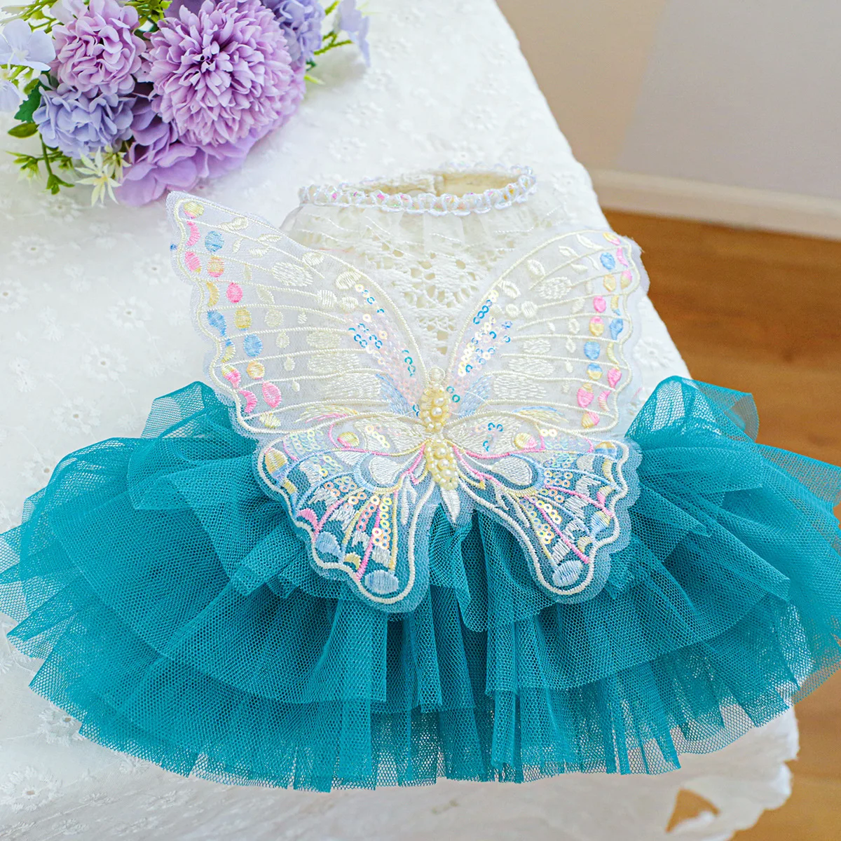 Detalle de lazos y encaje del vestido