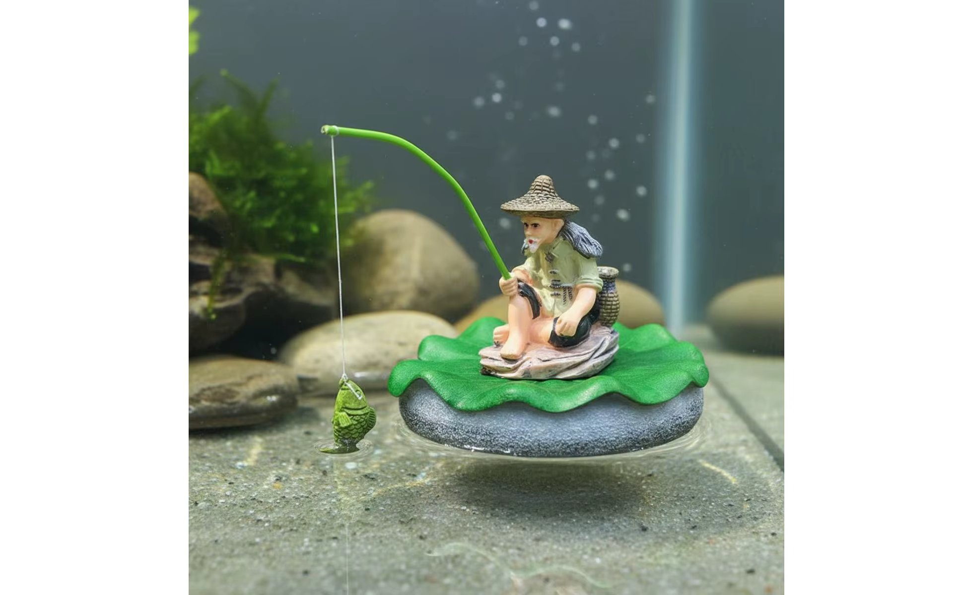 Figura de pescador flotante en estanque