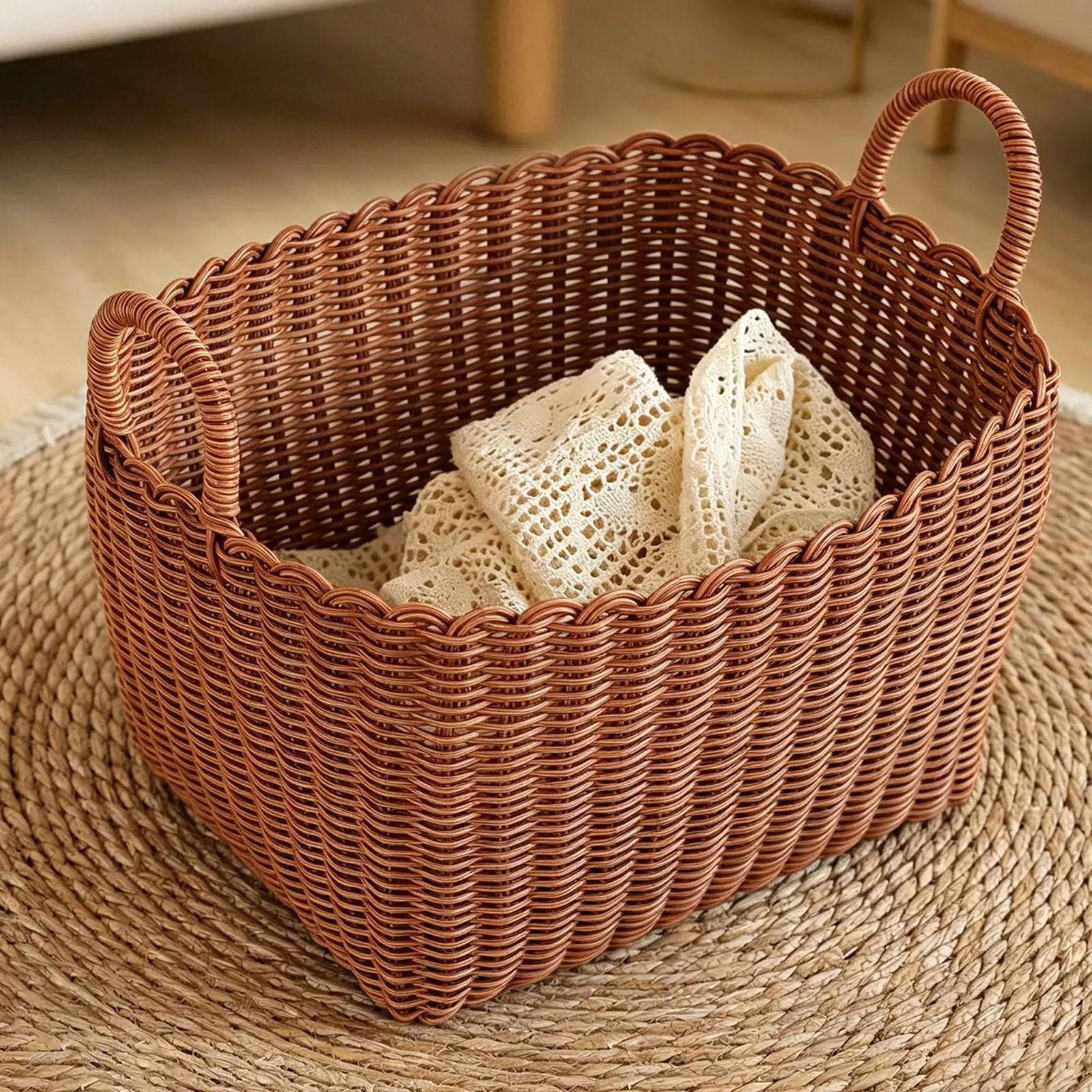 Cesta tejida en uso como contenedor multiusos