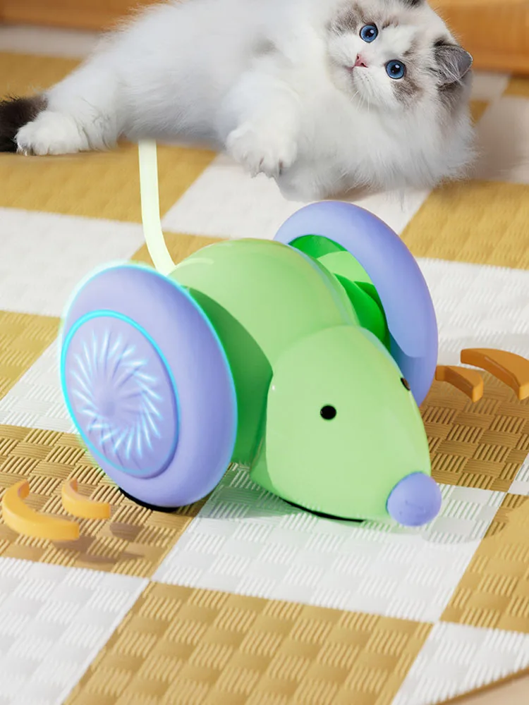 Gato jugando con el juguete automático