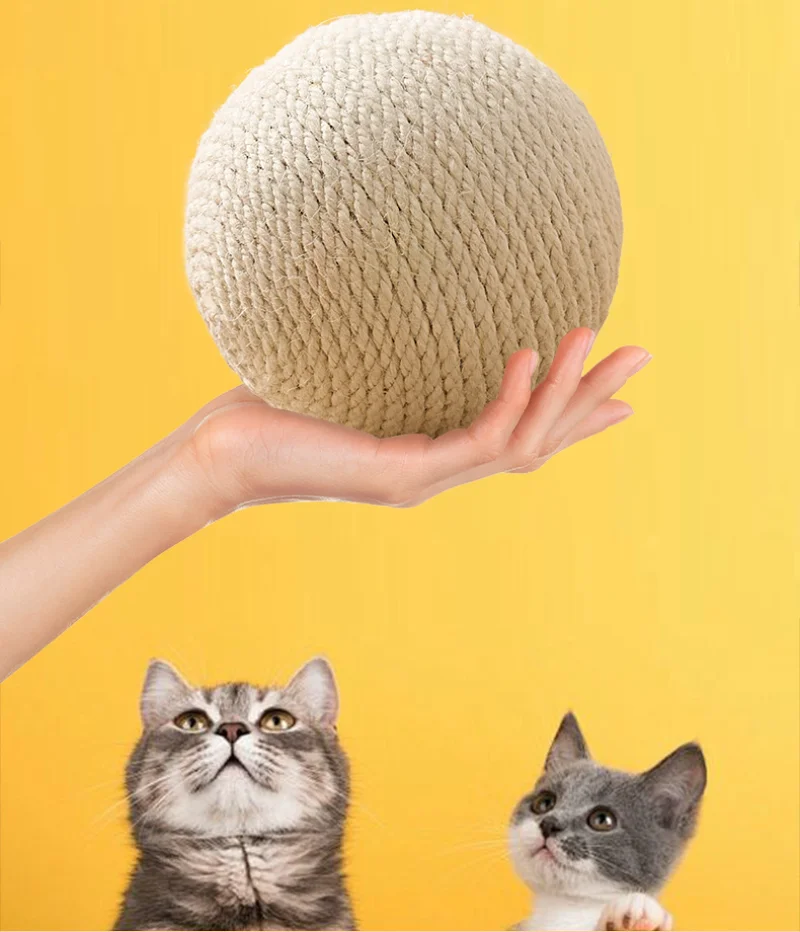 Gatito jugando con bola de sisal en suelo
