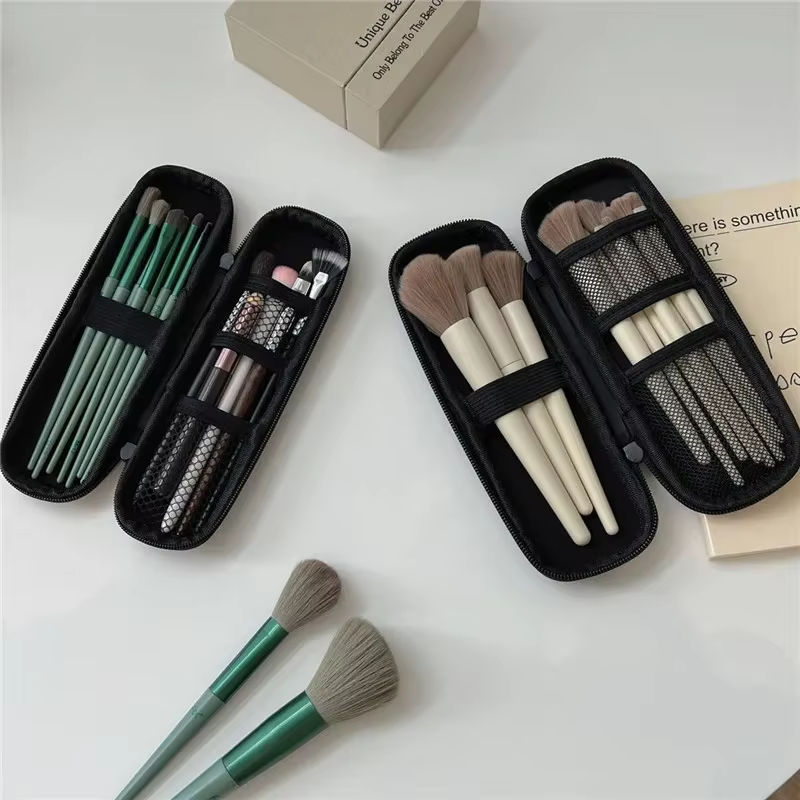 Estuche en uso con cosméticos