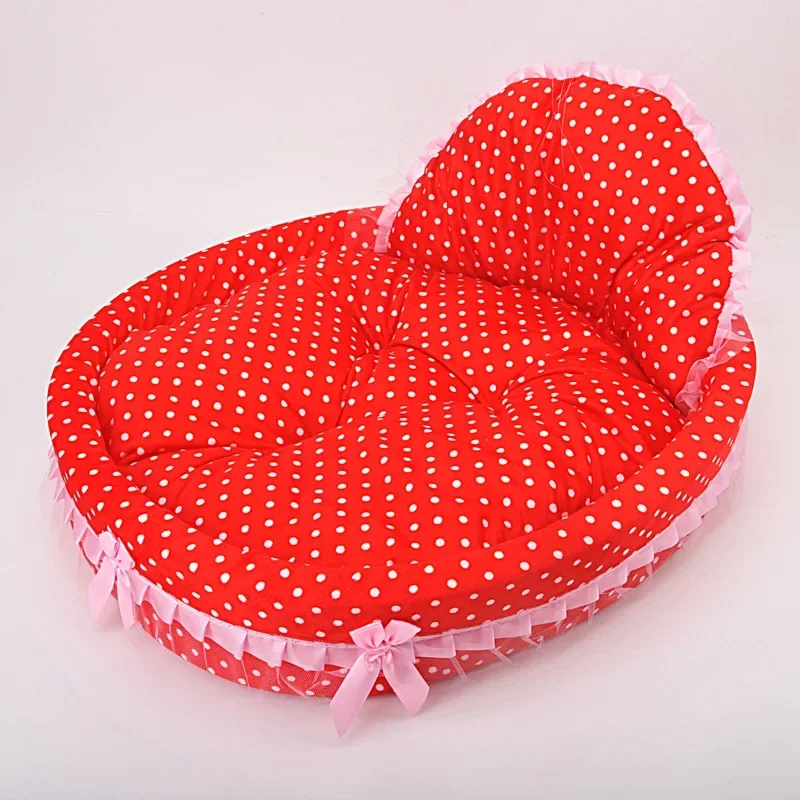 Cama en habitación pequeña