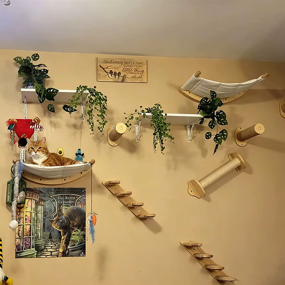 Plataforma de descanso para gatos de interior instalada en pared con diseño en madera natural