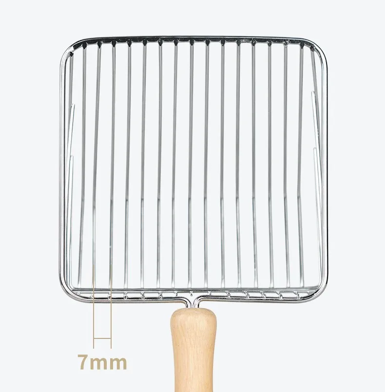 Detalle del mango de madera ergonómico en pala para gatos