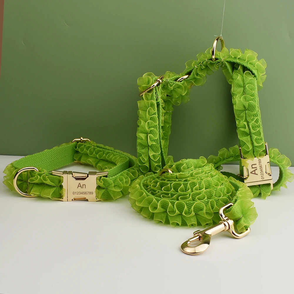 Detalle del collar verde de encaje para perro en eventos especiales