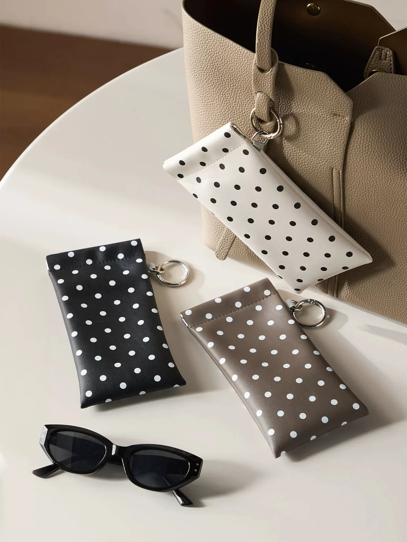 Estuche con diseño de puntos