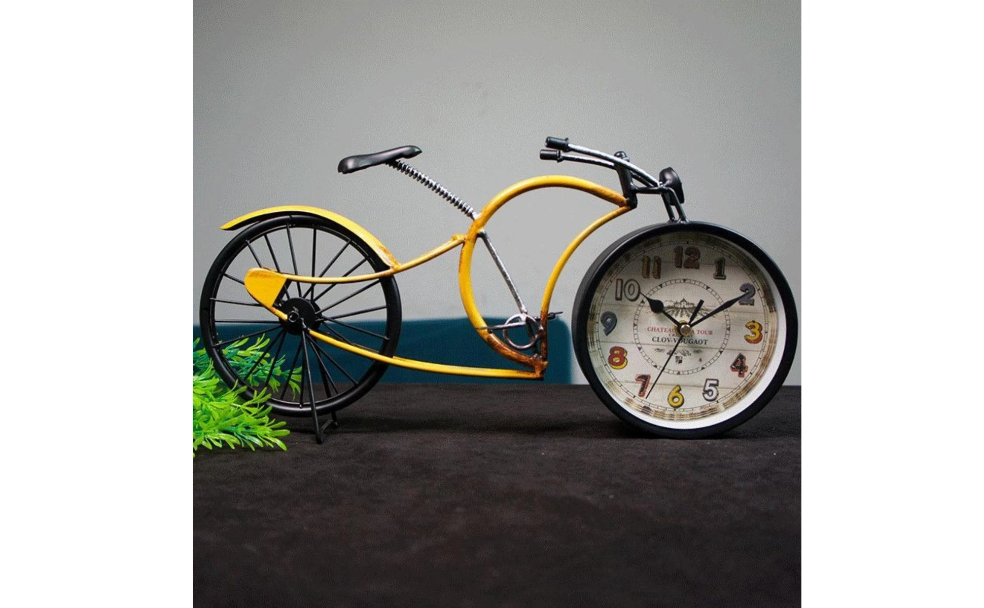 Reloj vintage con forma de bicicleta y ruedas con radios