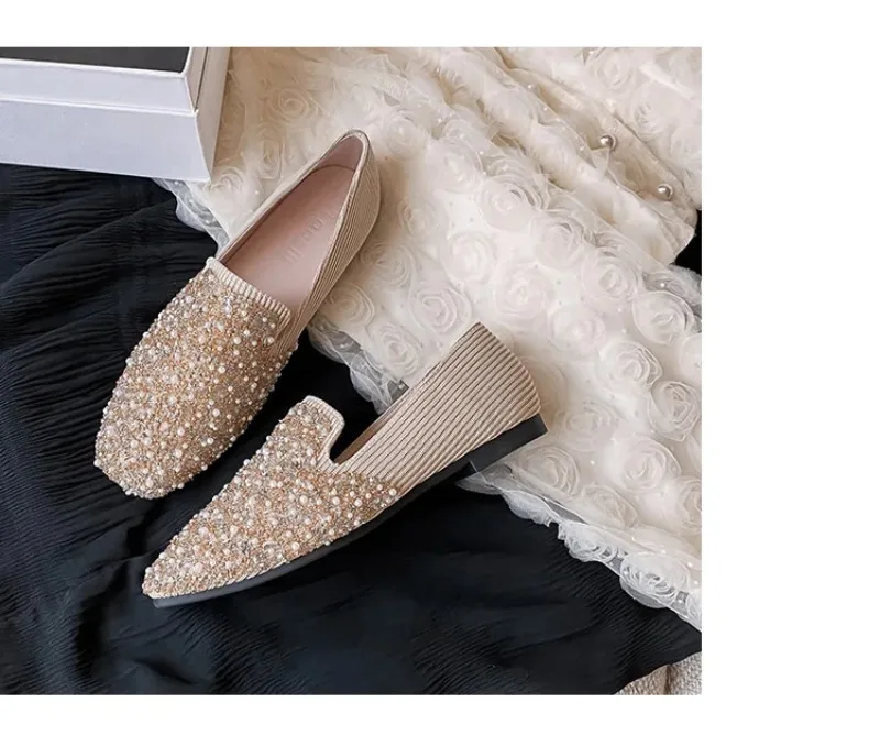 Mocasines planos combinados con conjuntos casuales