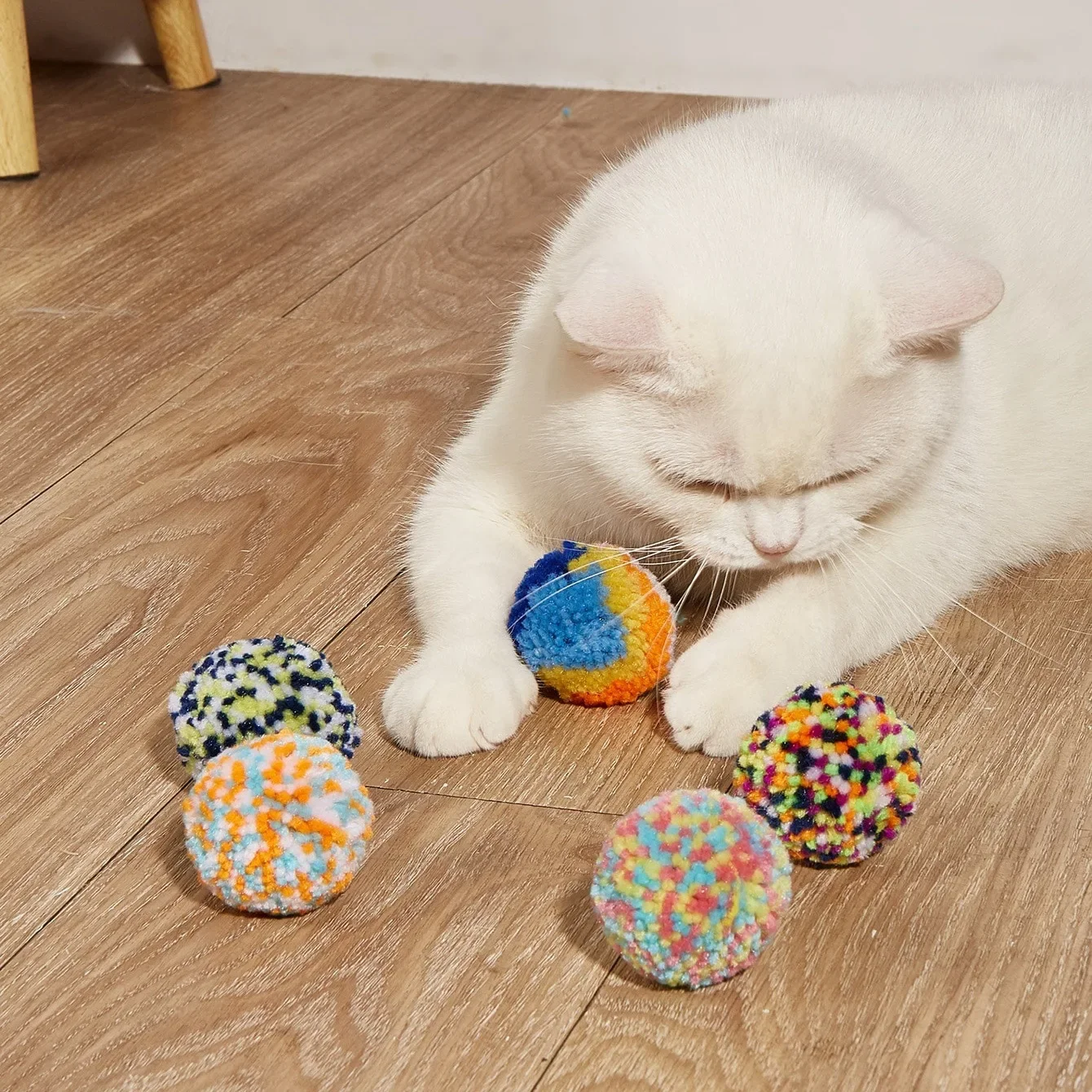 Pelota de hilo puro para gatos en colores llamativos