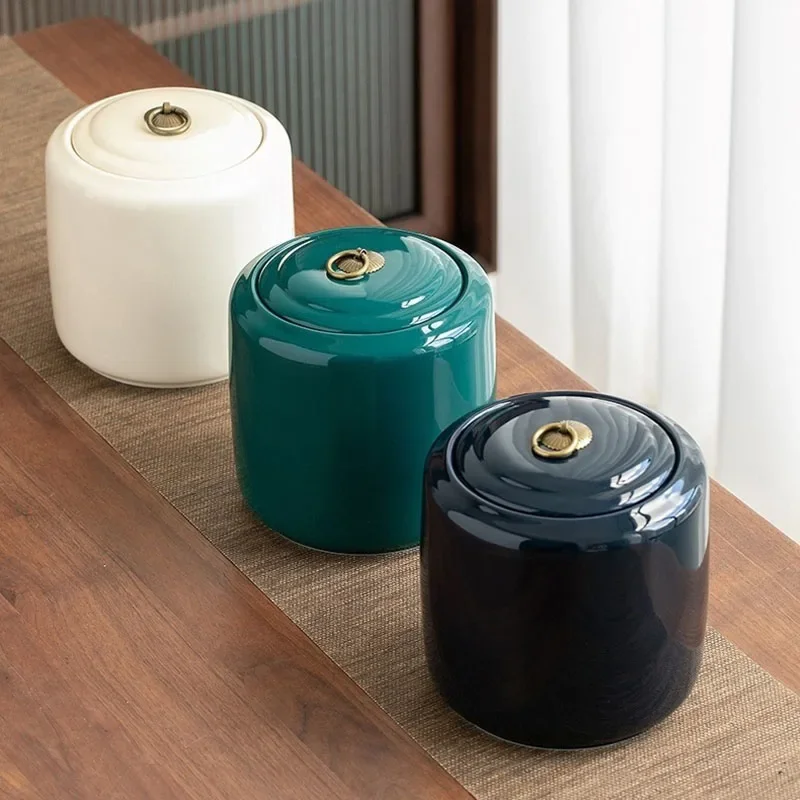 Urna de cerámica con textura orgánica y superficie suave