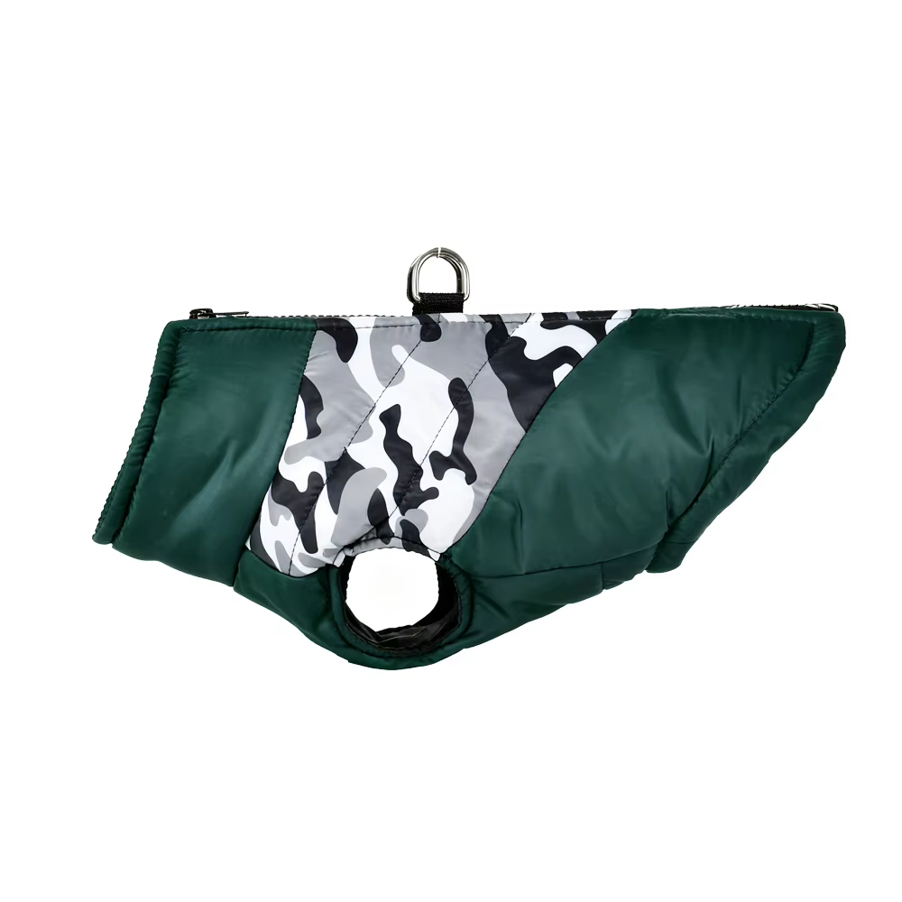 Chaqueta con cremallera frente a fondo blanco