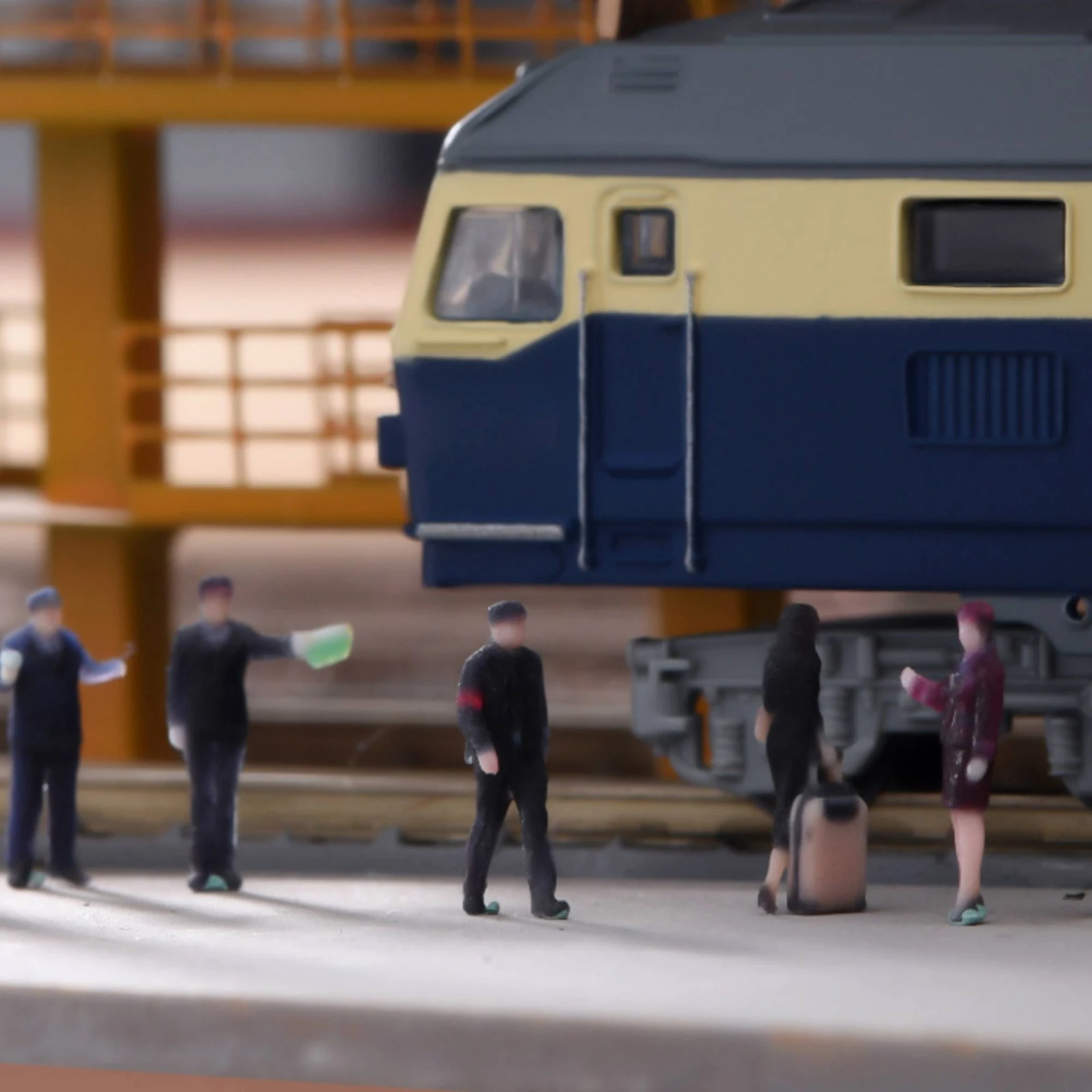 Set 4 Figuras Miniatura Estación de Tren – Trenes y Personal en Escala - imagen 5