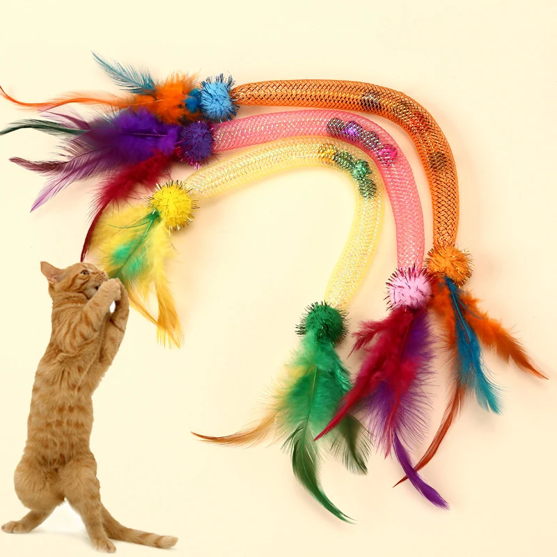 Mordedor de cuerda elástica con plumas para gato