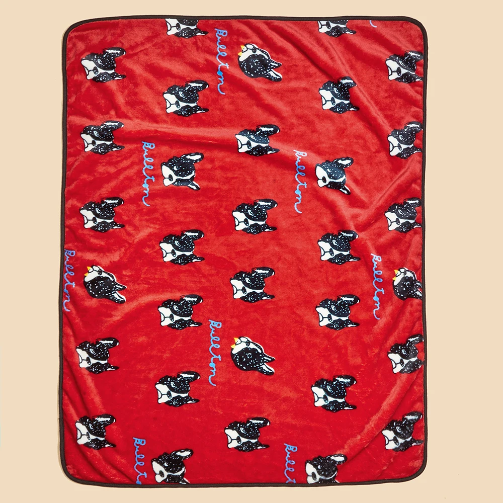 Manta doblada en bolso de viaje