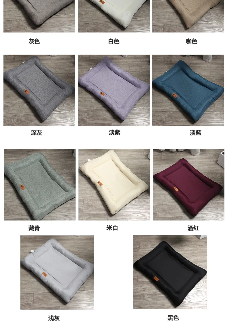 Cama para perros en suelo de madera