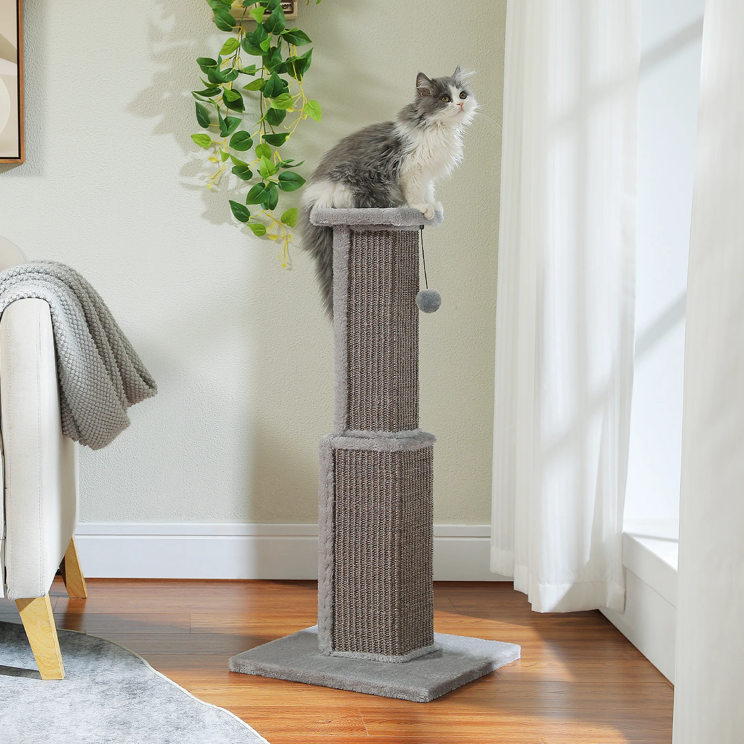 Rascador beige para gatos en ambiente de salón moderno