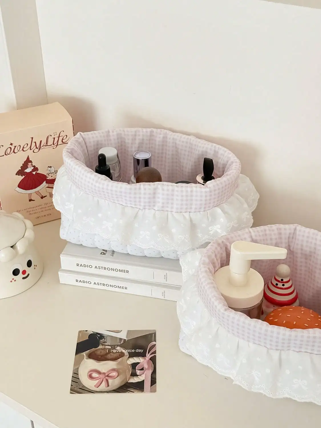Cesta de almacenamiento ovalada con puntos rosas