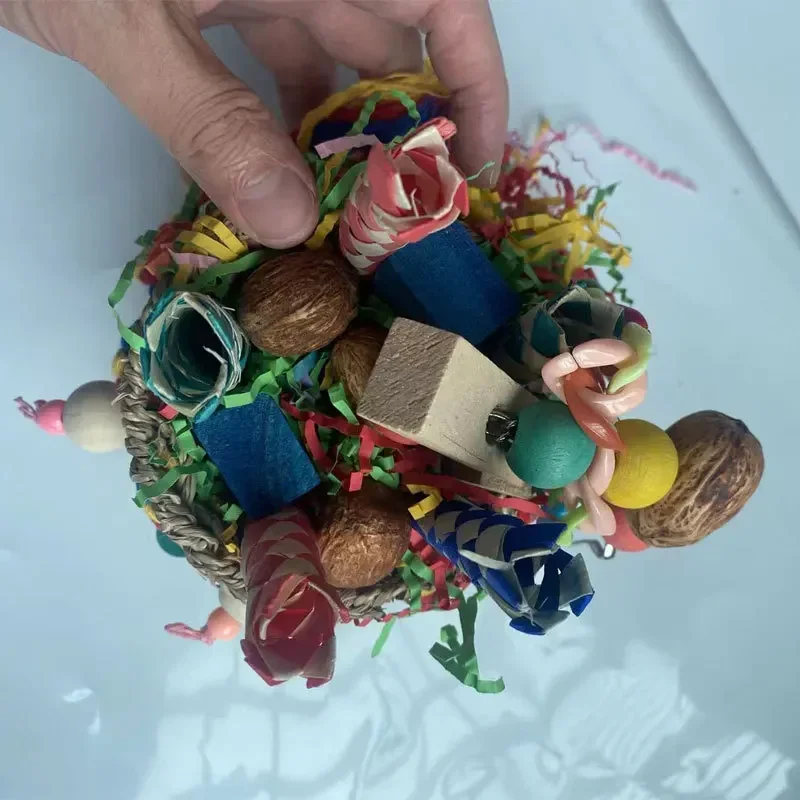 Detalle de la hierba tejida del juguete para pájaros
