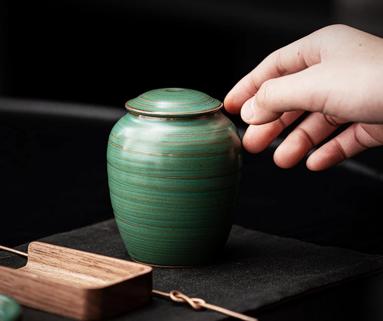 Urna de cerámica verde malaquita con acabado elegante