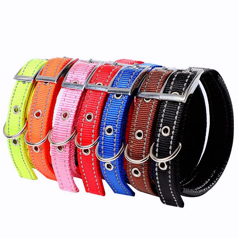 Collar reflectante de nailon visto de cerca
