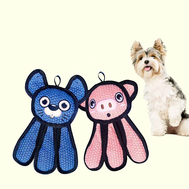 Peluche de tres patas mostrando su diseño frontal