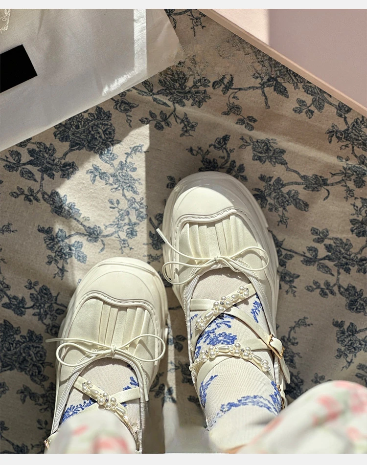 Detalle de la cadena de perlas en los zapatos